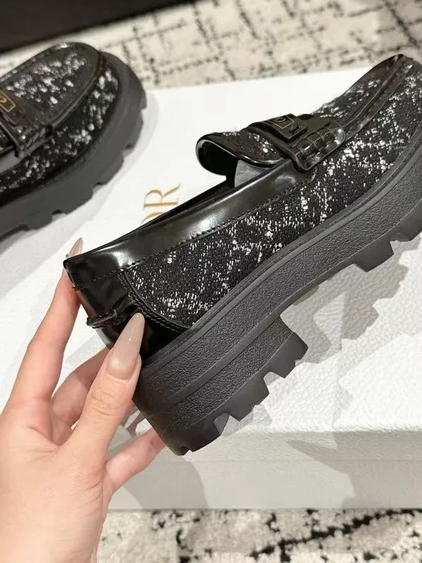 👟👟Ex-factory price 680👟👟 Dior 25/spring and summer new ultra-light loafers, new large soles and thick soles, the layout strives to create fashionable classic items, new products created at the first major show of Paris Fashion Week, the inspiration is cleverly combined with the perfect shoe shape by the D chief designer. Matched with brand buckles, it is more fashionable! Original version, perfect and exquisite workmanship!  ✔️Upper: imported open-edge beaded cowhide ✔️Inner lining: water-dyed cowhide ✔️Sole: IP foam outsole ✔️Size: #35-41 (40 41 customized items are not returnable)